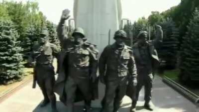 12 июня - день России. Праздник, историю которого не понимаешь. Мы вдруг стали самым разделенным в мире народом, оставив миллионы своих людей за 