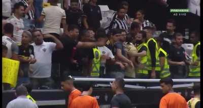 Jogadores do Cruzeiro chamam torcida do Atlético Mineiro para comemoração