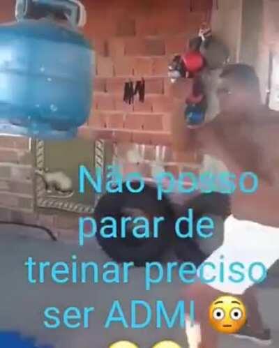 NÃO POSSO PARA DE TREINAR!!!(créditos ao meu amigo da minha escola que me enviou essa perola rara)