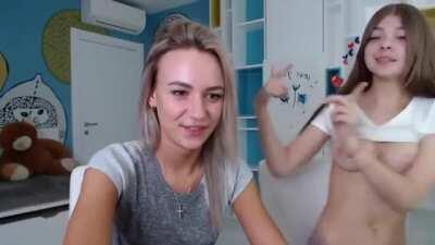 Roxanjunk on left | Can someone ID the brunette?