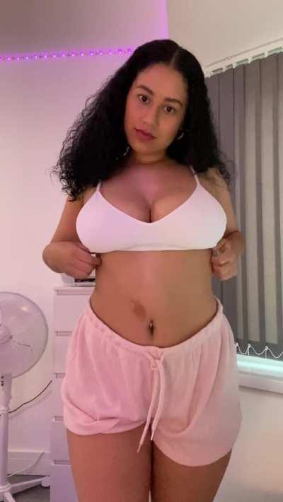 Am I cute enough to capture your attention?😊