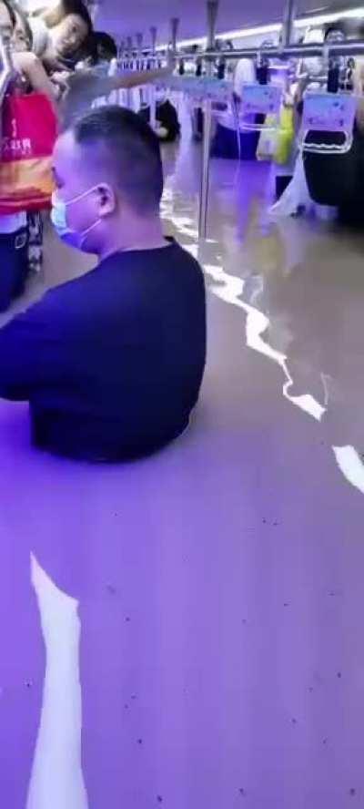 Zhengzhou metro wagon completely flooded