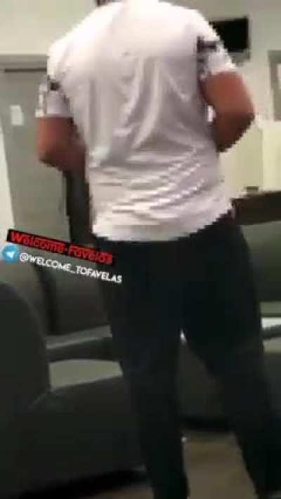 fidanzata gelosa malmena il compagno al bar davanti a tutti. I clienti se la ridono e riprendono la scena