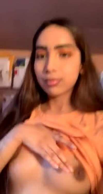 flashing my tits for daddy 👅