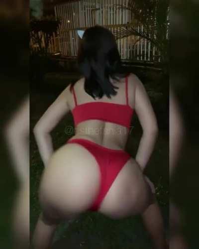 Esthefania 17 moviendo su rico culo