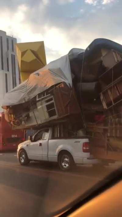 Moving van spotted in Mexico. Clearly utilizing some sort of anti-gravity or tractor beam technology.