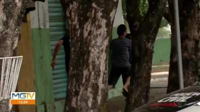 Two drug dealers try to run from the police while sharing a pair of handcuffs