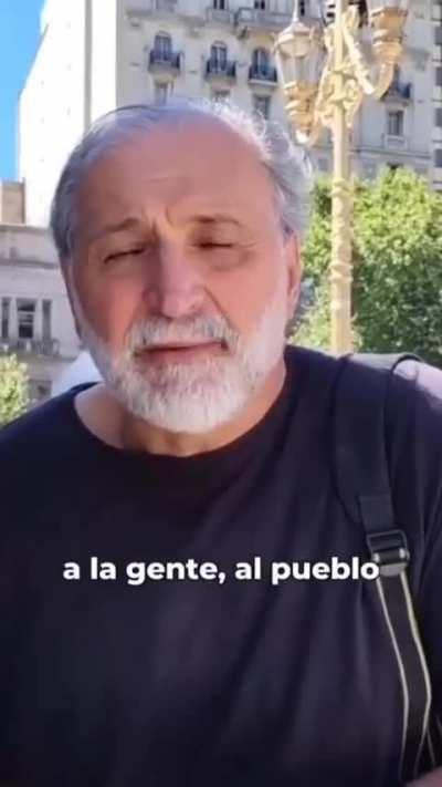 Hace 3 meses que Milei cortó la comida para los comedores. Exije comida y buen cine. 