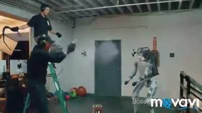 RoBoT GeTs AtTaCkEd By RaCiSt HuMaNs WhIlE DeLiVeRiNg MaIl