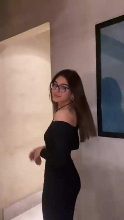 Areebah Malik ki phuddi akathay mil ker marni chahiye