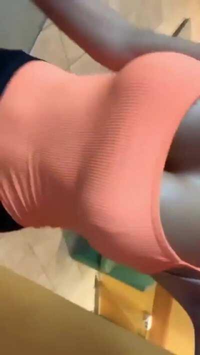 How to distract all the guys in the gym 😋