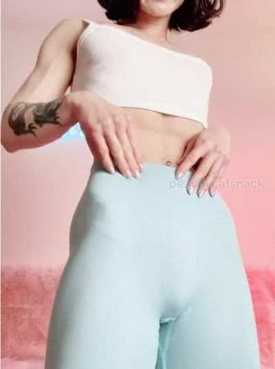 Would you stare at my clit through my leggings at the gym? 😋