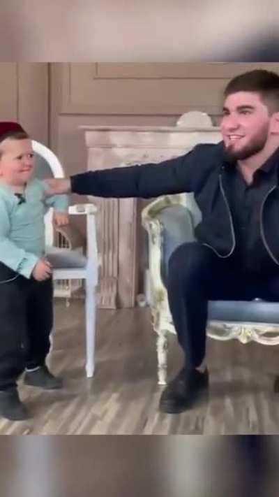 -“Tranquilo transquilo” Bebe 1: “Orale wey dejate venir” Bebe 2: “Sueltame wey,…te voy a partir tu madre wey…suletame”