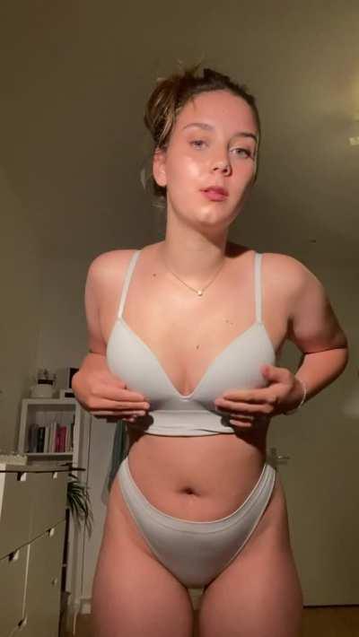 Hiii to the 5 guys who see me stripping half naked 😇