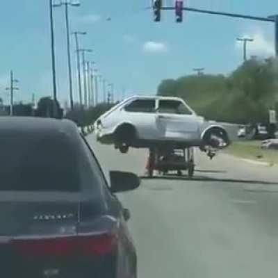 [LA RIOJA] Sujeto pasa en rojo llevando un 147 arriba de la moto