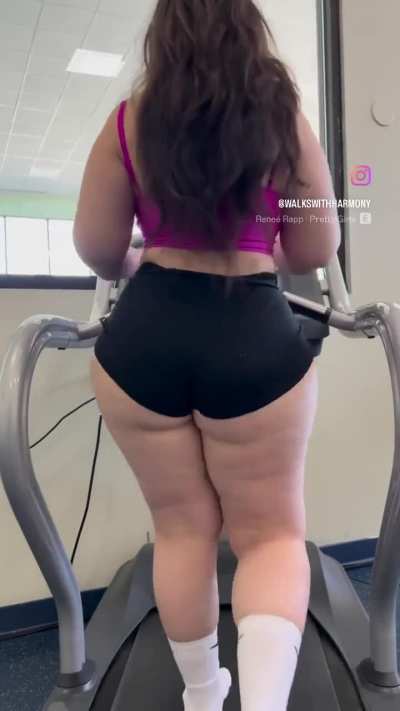 Thick ass treadmill walk 