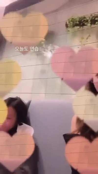 211210 Twicetagram Story Update - Nayeon with glasses playing with a heart filter