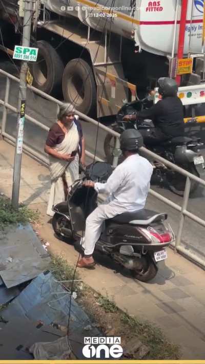 An elderly woman in Kozhikode, Kerala, bravely stopped a scooty rider from misusing the footpath and sent him back to the road. Her civic sense and determination truly deserve appreciation.