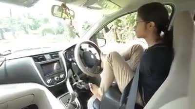 Woman born with no hands, can drive.