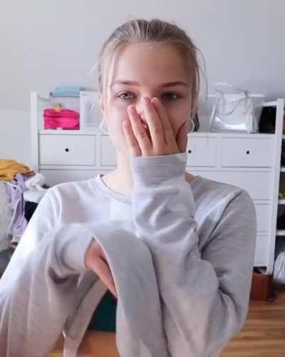 Wo wir gerade schon bei Bra peeks sind ... Video: „Instagram Filter bestimmen 24h unser Leben“ GIF