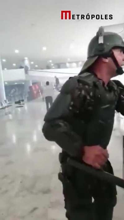 Coronel do Exército tenta impedir PM de prender vândalos no Planalto