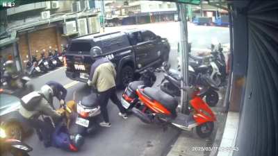 Pitbull Jumps Out of the Car Window and Attacks Scooter Driver