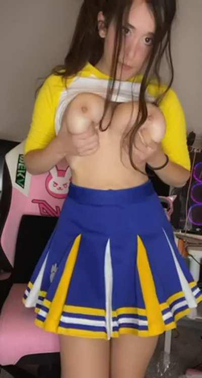 This cheerleader knows how to hide her 32GGs well.. 😌💙📣