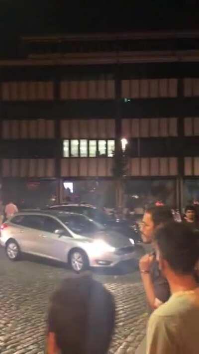 Entretanto, ontem à noite no porto...