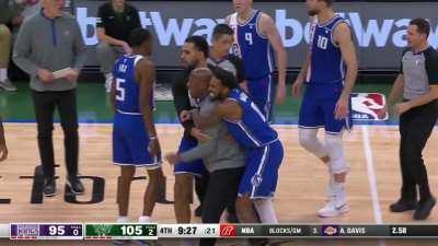 [Highlight] Mike Brown enters the court while screaming 