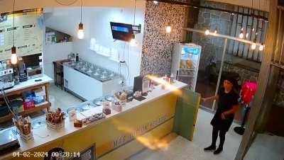 Quilmes: Repartidor de una heladería echó a un malviviente que intentó robar el local