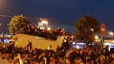 Let's climb up this empty truck to have a better view