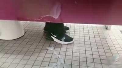 Yo viendo el moai poto: