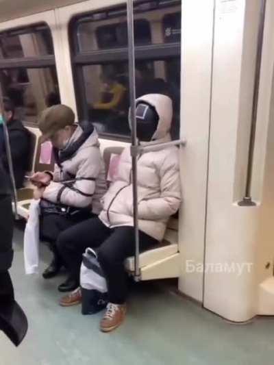 На игру едет.