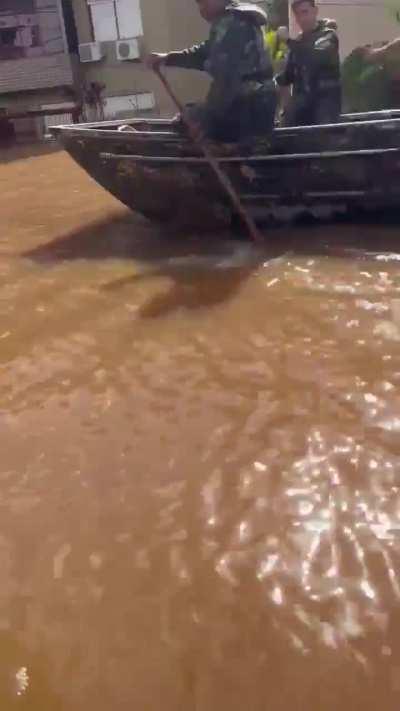 Civil em pedalinho é mais rápido que soldados do nosso exército.