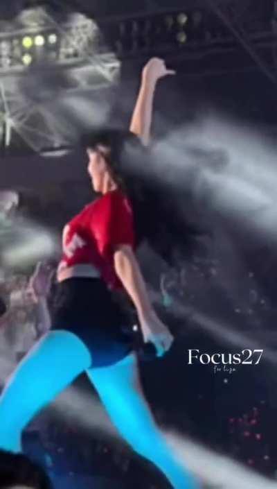 Let's go lisa give us more of that cheeks 💦