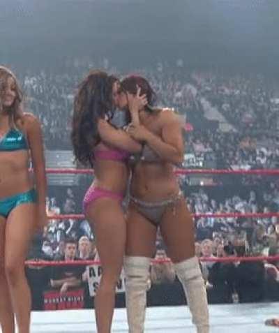 Candice Michelle kissing Victoria 😍