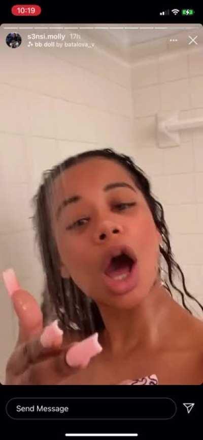 So close to seeing a nip 😍🚿