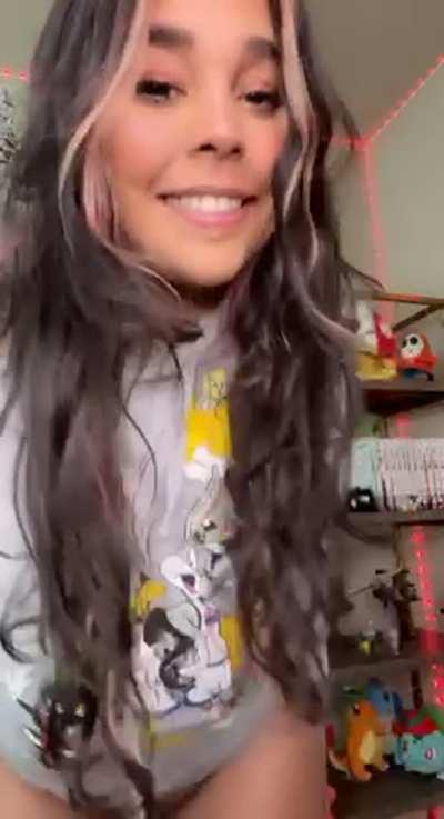 Any older men here wants to wish me a happy birthday with my first creampie?💦