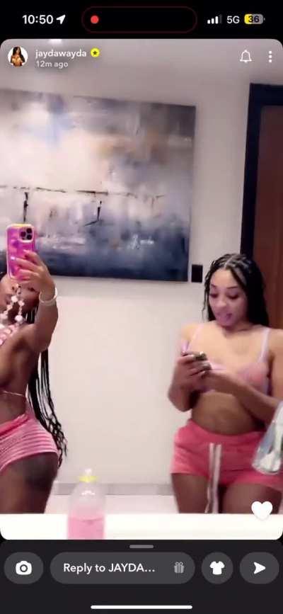 Jayda Wayda twerking