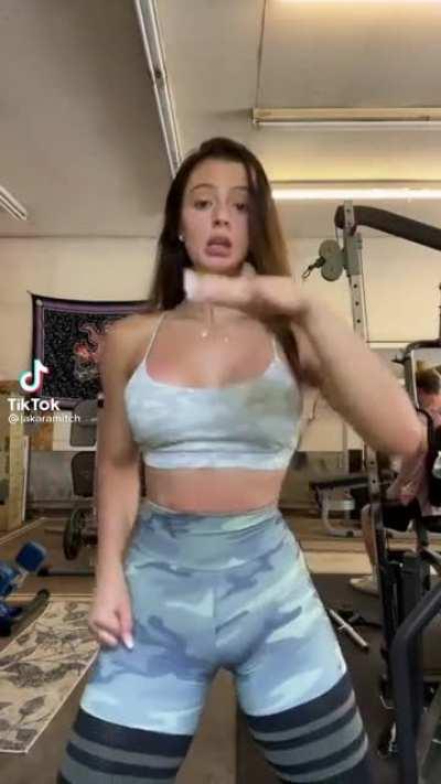 Camouflage yoga pants can’t hide her camel toe