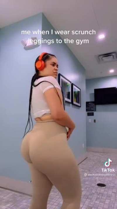 She look like Fiona from Shrek, but dat ass phat!!!