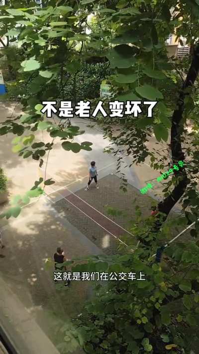 大清早退休的大爷大妈长时间扰民，男子无法忍受用魔法攻击失败