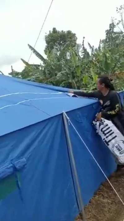 Spanduk tenda sumbangan oleh gereja dicopot, tapi tendanya nggak.