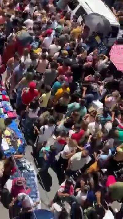 Así no hay, gobierno, distancia social, alcohol, Barbijo que aguante. Va a volar todo por los aires en Argentina. Zona avenida Avellaneda, calle Bogotá