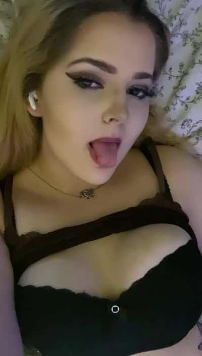 (18) I hope that the 5 guys who see this jerk off to my videos, I would celebrate and fuck myself☺️