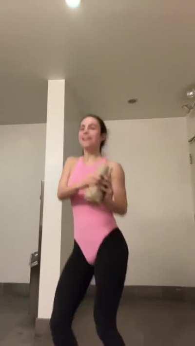 Sofia Elizabeth (@SofiaSpamsSometimes)