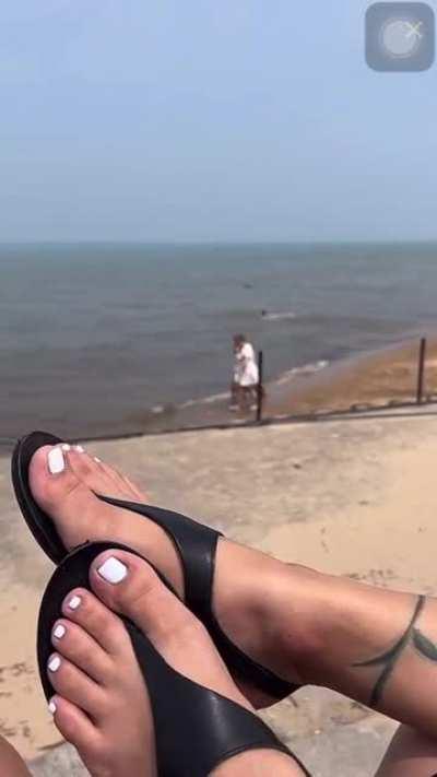 @myprettyfeet85 (banned) was live from Wednesday!!