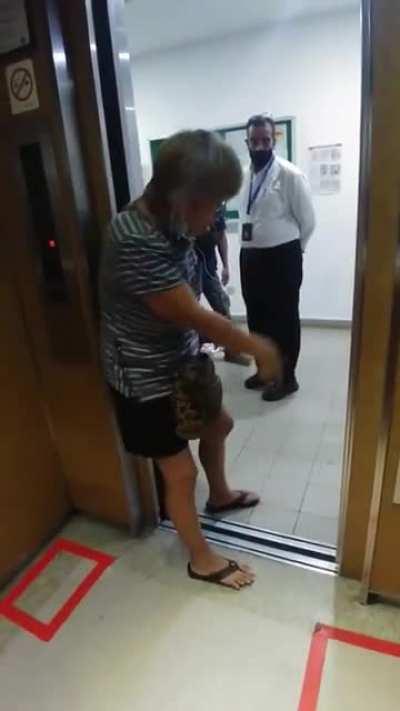 Karen auntie preventing delivery man from doing his job