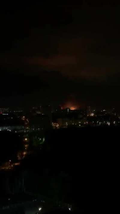 Strikes on a military unit in #Kyiv near Bereisteyskaya metro Source: NEXTA