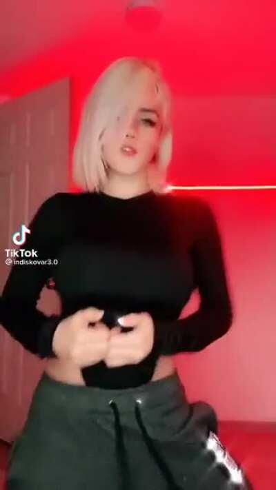 Un héroe que le haga un edit a esta tetona? Se los agradecería mucho